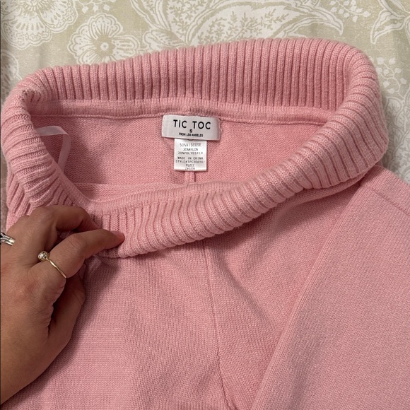 Chic Pink set with fuzzy sleeves and fuzzy hoodie - Picture 4 of 6